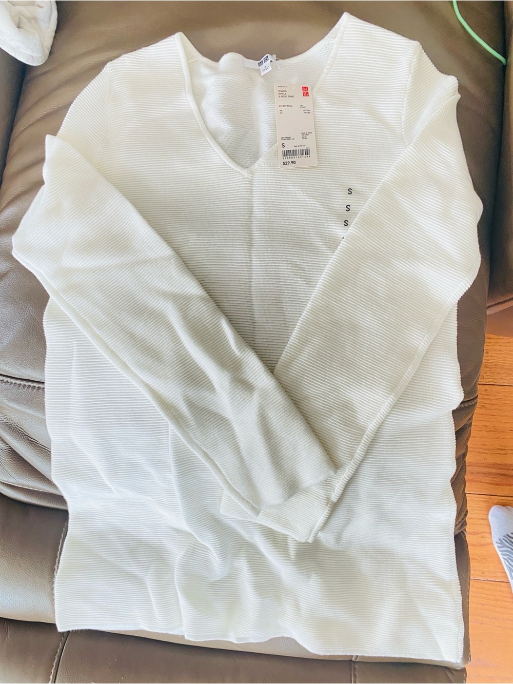 Uniqlo women’s White V-Neck Ribbed Knit Sweater